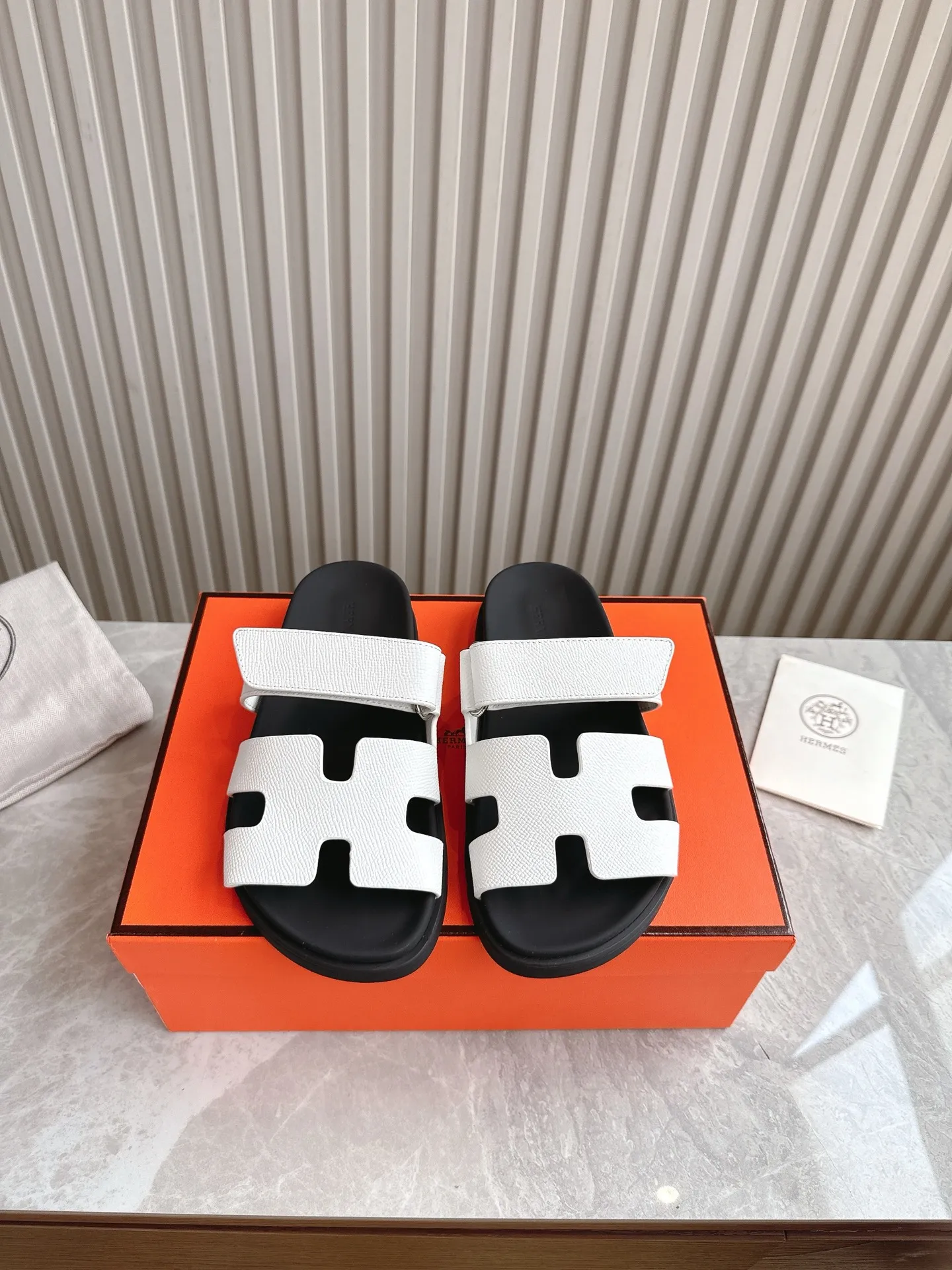 p480🐮🐮Couple model (top version) H family 2024 spring and summer new style HERMES Hermes' recently popular couple model pig nose angle sandals and slippers, paired with various colorful socks, popular. Upper: imported original deerskin (the genuine leather edging is not ordinary super migration). Lining: imported genuine leather. Outsole: Tpu non-slip and wear-resistant outsole. Size: Female 35-42 (40/42 non-returnable and non-exchangeable) Male size: 39-45 (45 non-refundable and non-exchangeable)